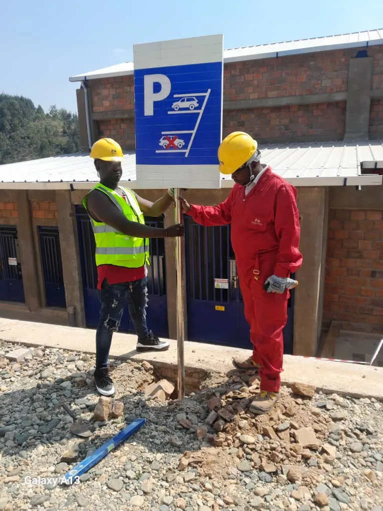 Fabrication et Installation des panneaux de signalisation à la centrale hydroélectrique de Gitega – image 3