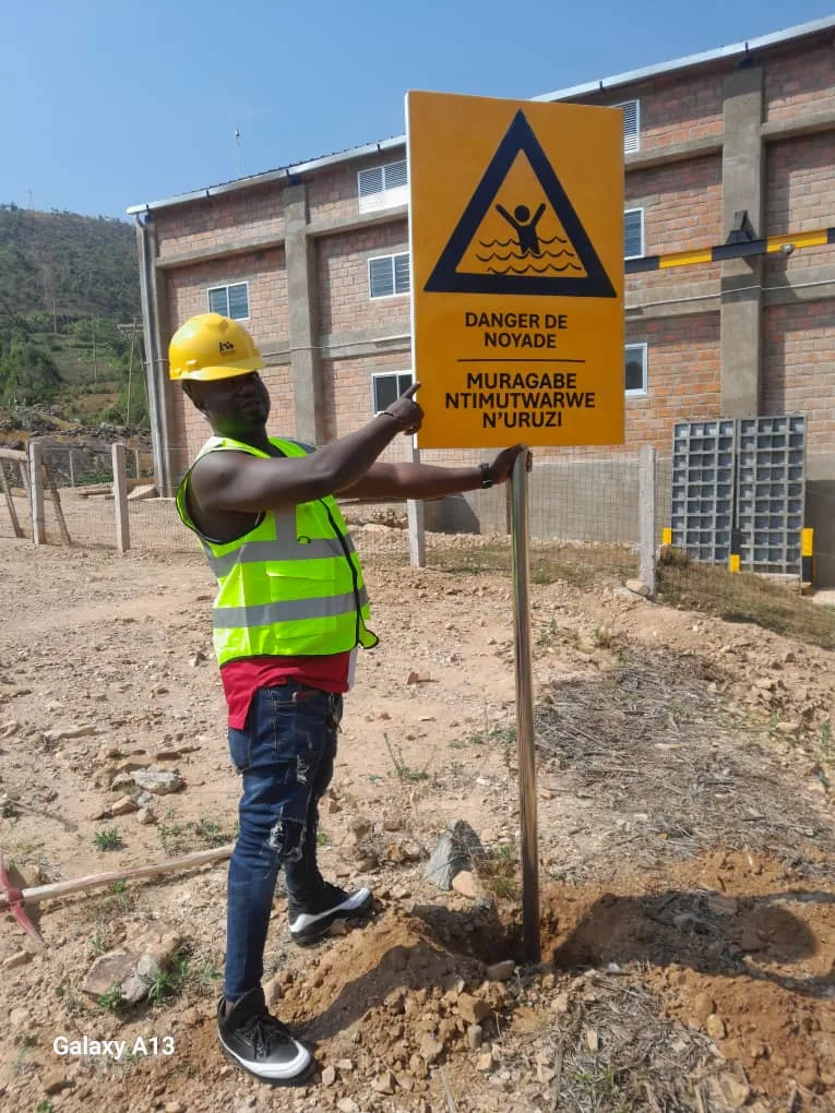 Fabrication et Installation des panneaux de signalisation à la centrale hydroélectrique de Gitega – image 4